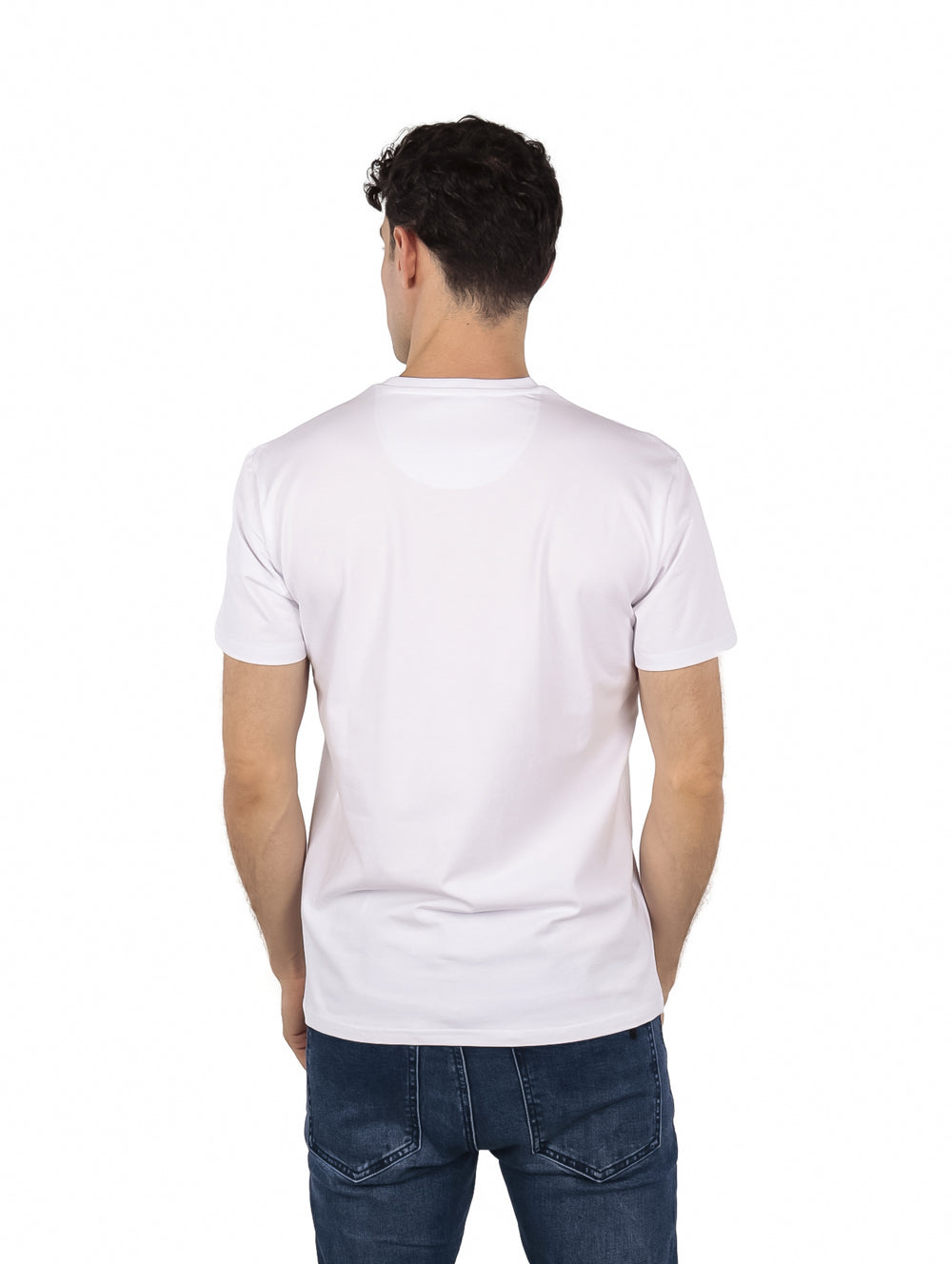 Hombre vistiendo una camiseta blanca de manga corta de la marca Givenchy con logo frontal.
