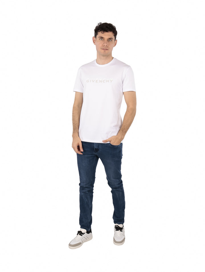 Hombre vistiendo una camiseta blanca de manga corta de la marca Givenchy con logo frontal.
