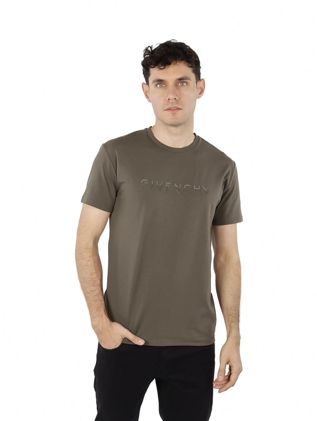 Hombre vistiendo playera Givenchy de manga corta en color oliva Chimera con logotipo frontal.