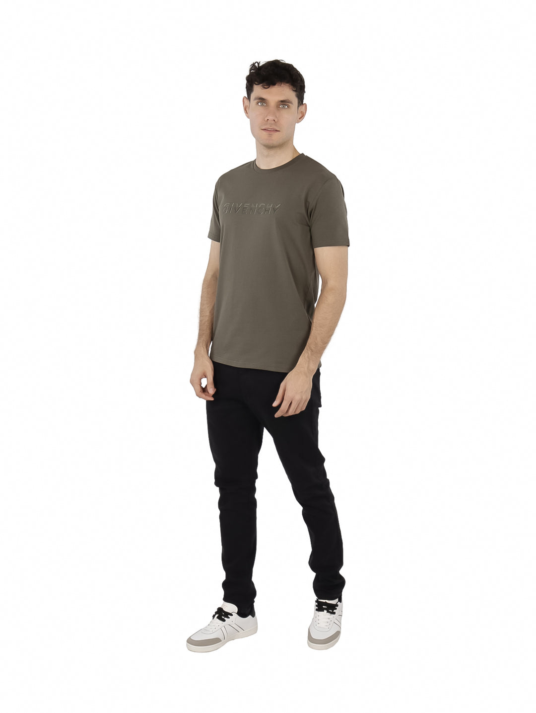 Hombre vistiendo playera Givenchy de manga corta en color oliva Chimera con logotipo frontal.