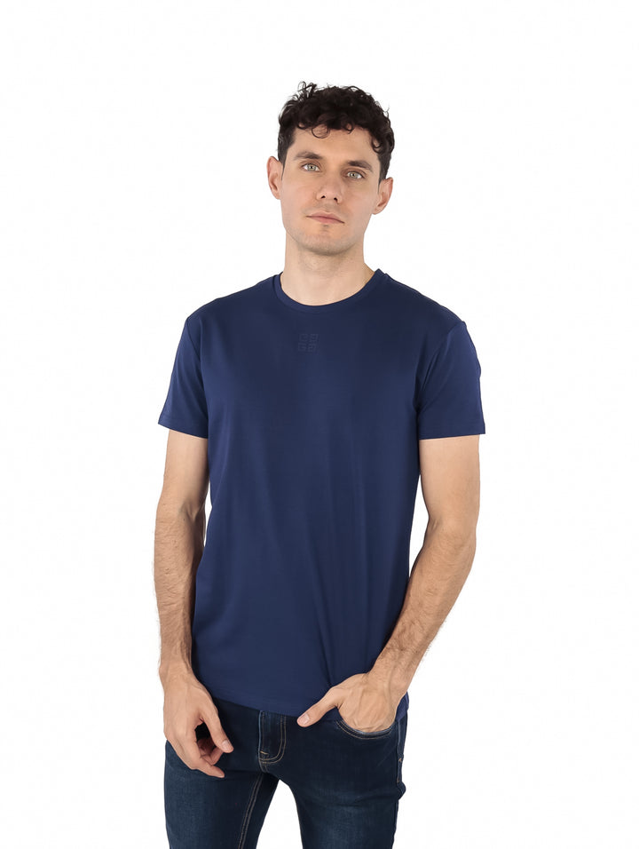 Hombre vistiendo una camiseta de manga corta color azul medieval de la marca Givenchy.