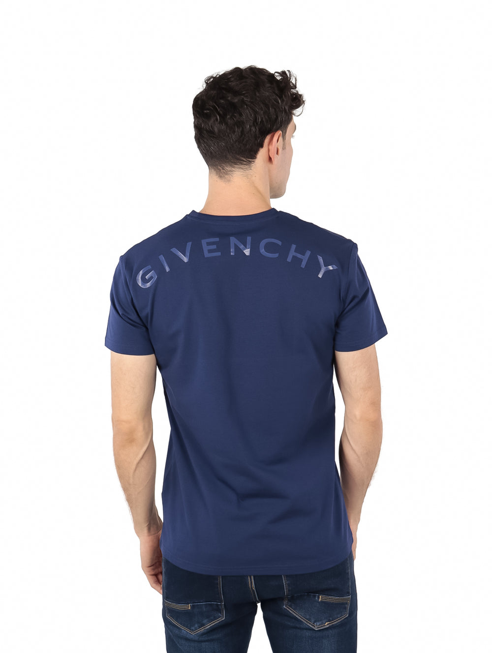 Hombre vistiendo una camiseta de manga corta color azul medieval de la marca Givenchy.