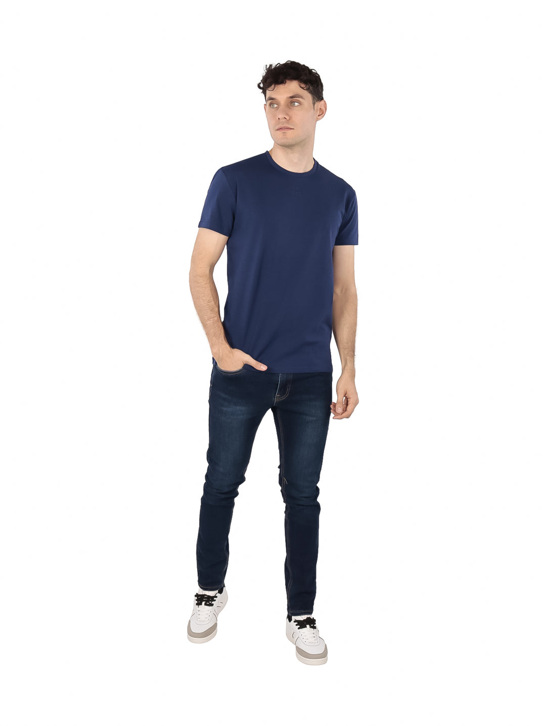 Hombre vistiendo una camiseta de manga corta color azul medieval de la marca Givenchy.