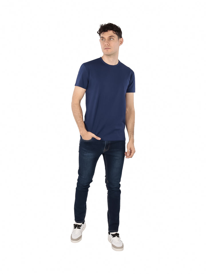 Hombre vistiendo una camiseta de manga corta color azul medieval de la marca Givenchy.