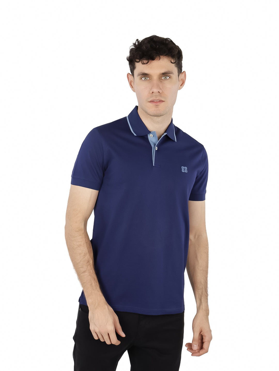 Hombre vistiendo una playera polo color azul medieval de manga corta con cuello y logo blanco pequeño en el pecho.