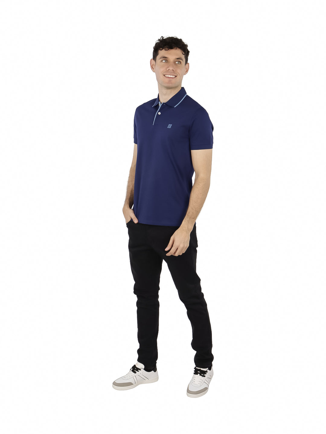 Hombre vistiendo una playera polo color azul medieval de manga corta con cuello y logo blanco pequeño en el pecho.