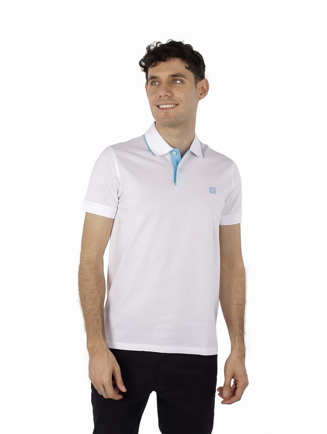 Hombre vistiendo una playera polo blanca de manga corta con detalles en azul claro en el cuello.