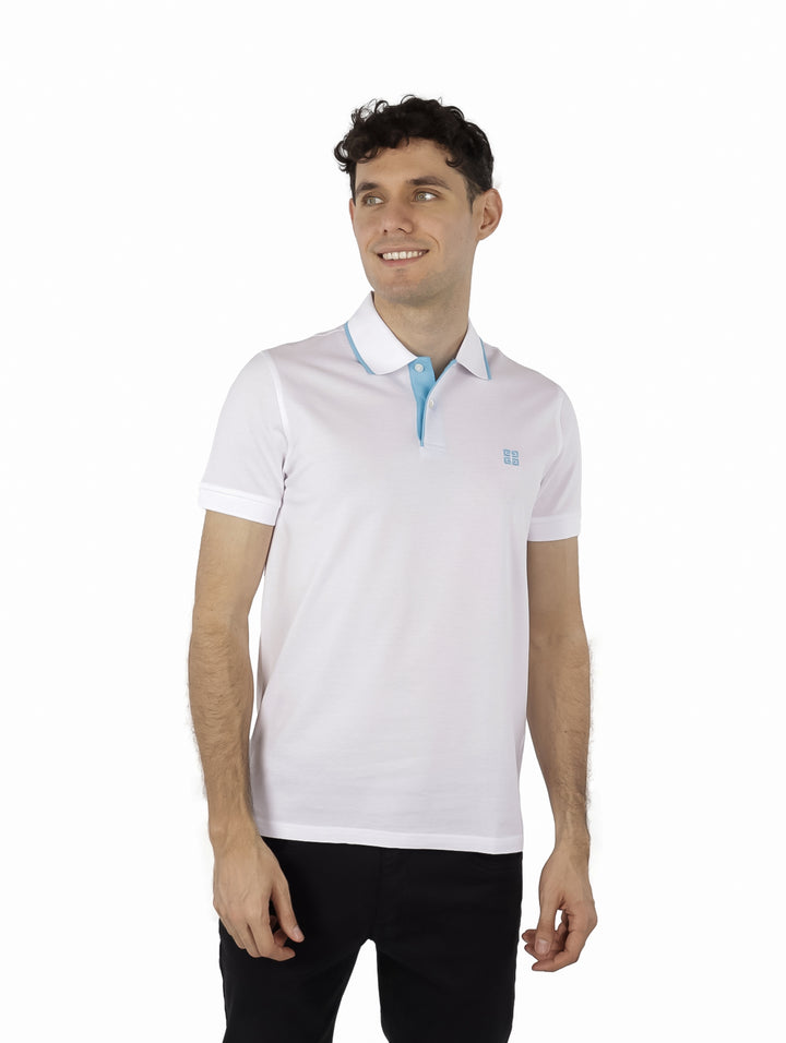 Hombre vistiendo una playera polo blanca de manga corta con detalles en azul claro en el cuello.