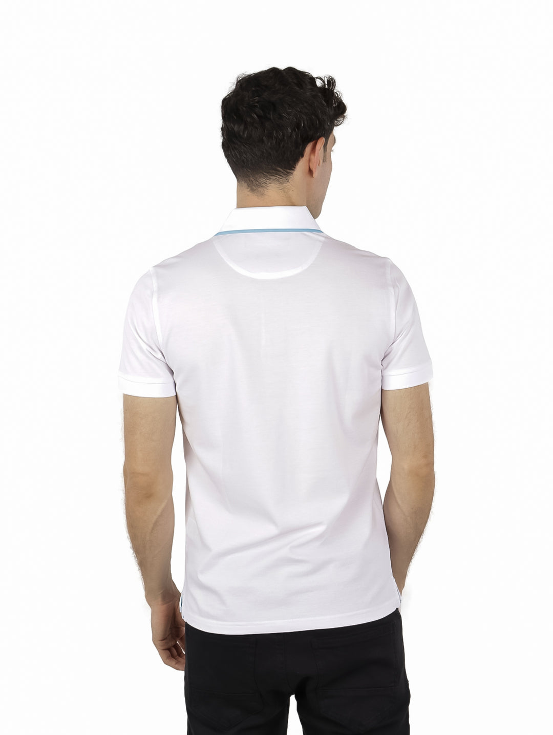 Hombre vistiendo una playera polo blanca de manga corta con detalles en azul claro en el cuello.