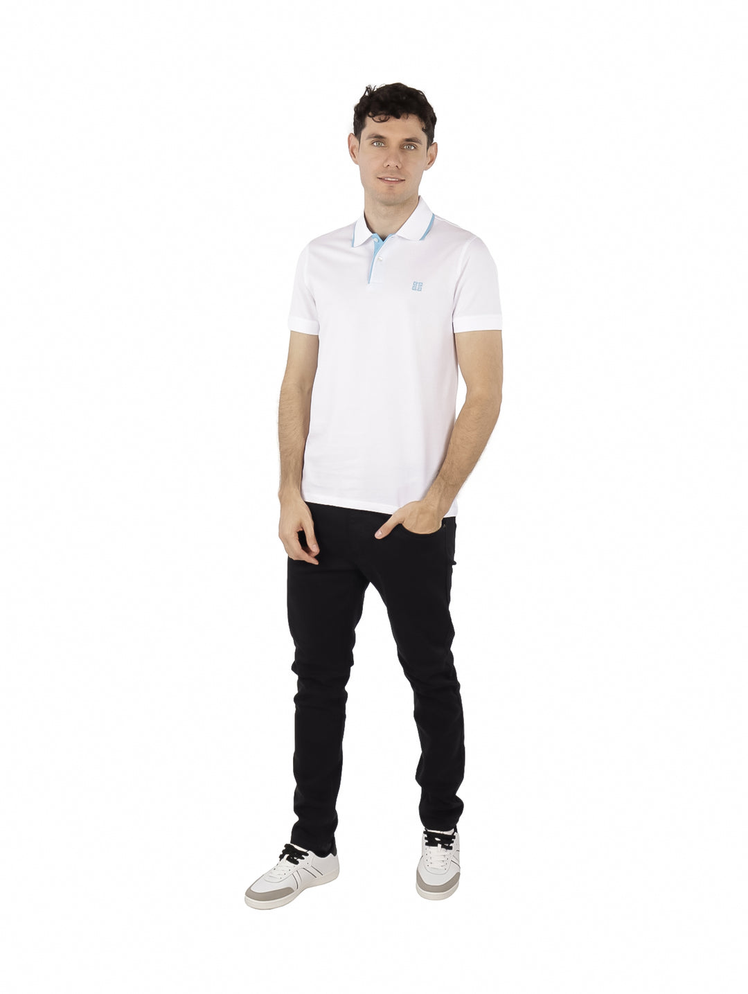 Hombre vistiendo una playera polo blanca de manga corta con detalles en azul claro en el cuello.