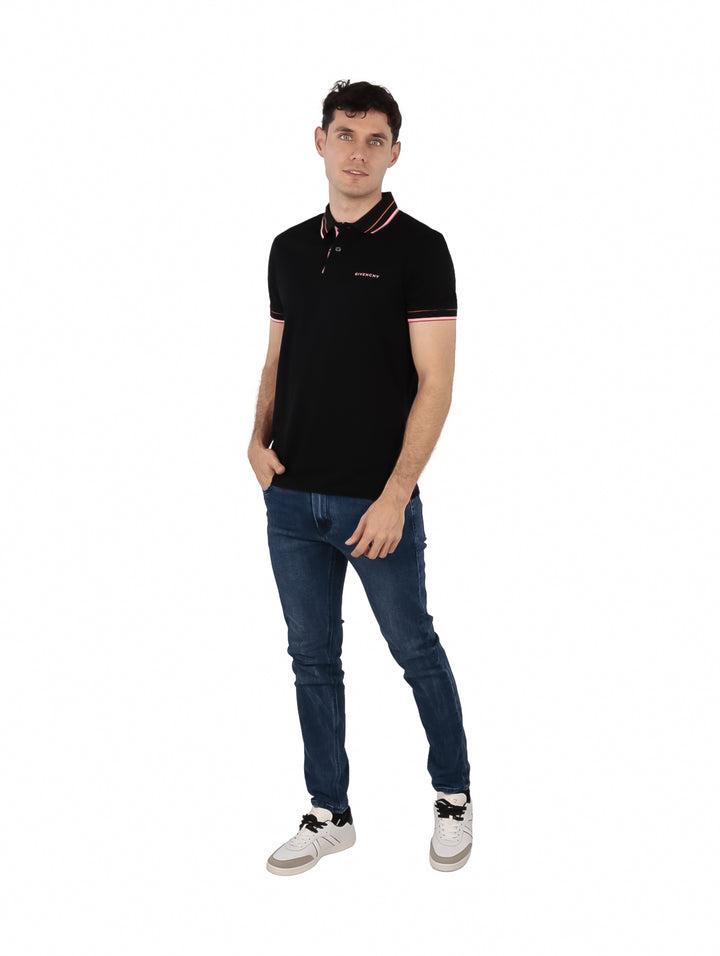 Hombre vistiendo polo Givenchy color negro con detalles en rosa en el cuello y mangas.