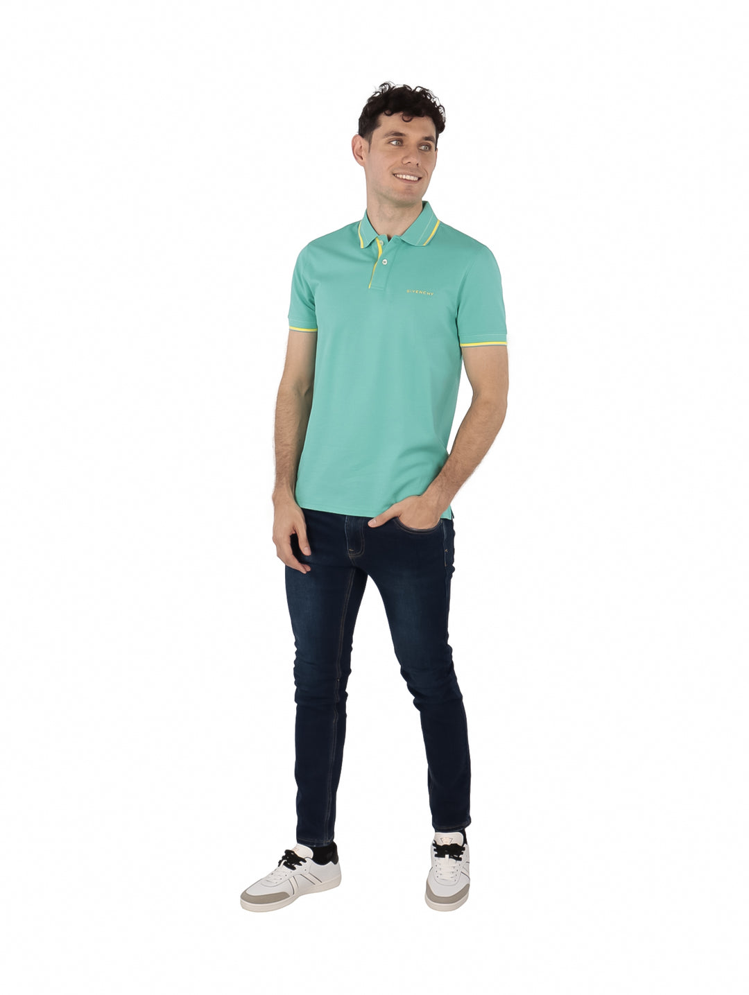 Hombre vistiendo polo Givenchy color turquesa con detalles amarillos en el cuello y los bordes de las mangas.