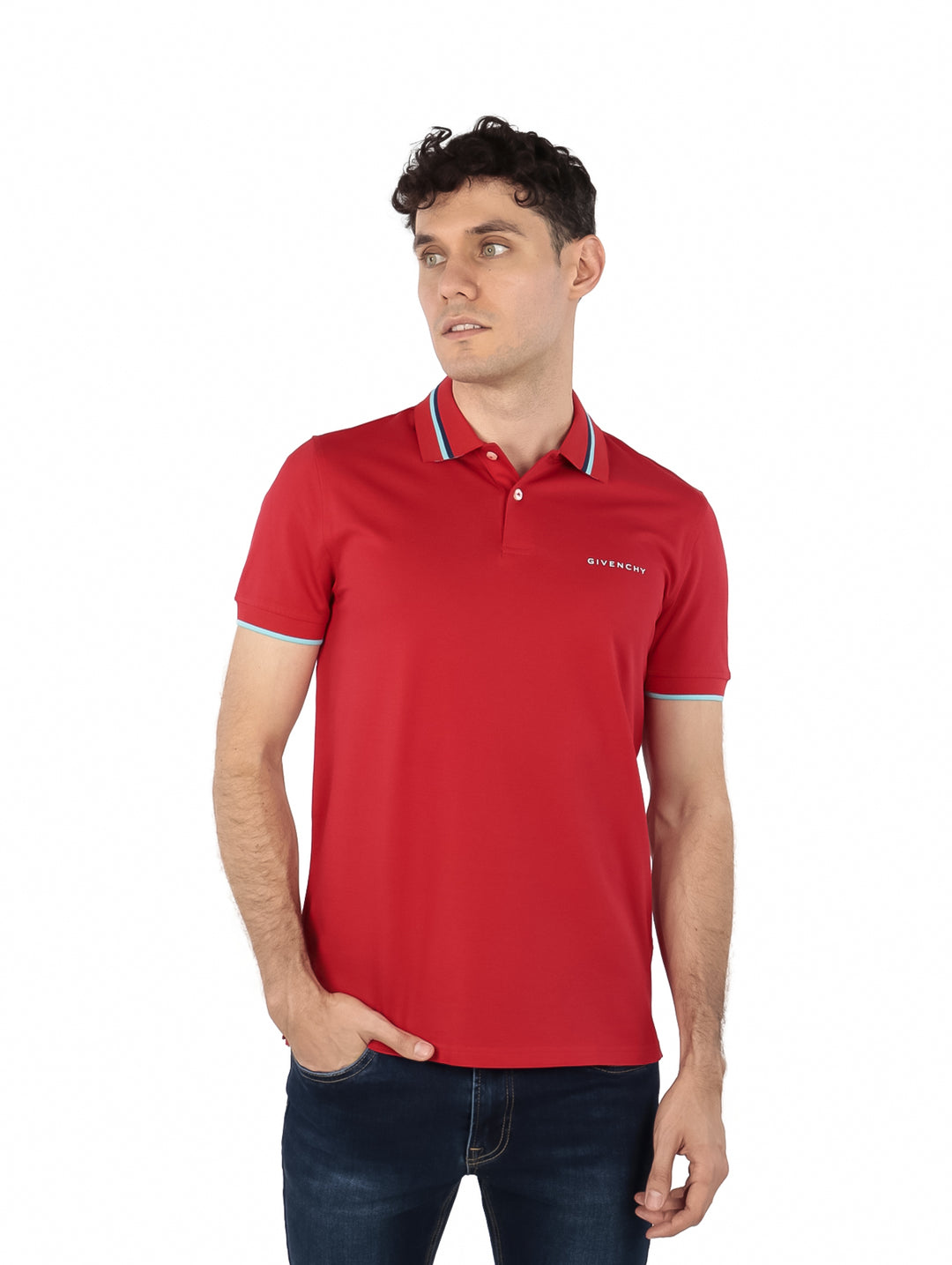 Hombre vistiendo polo Givenchy color rojo con detalles blancos y azules en el cuello y mangas.