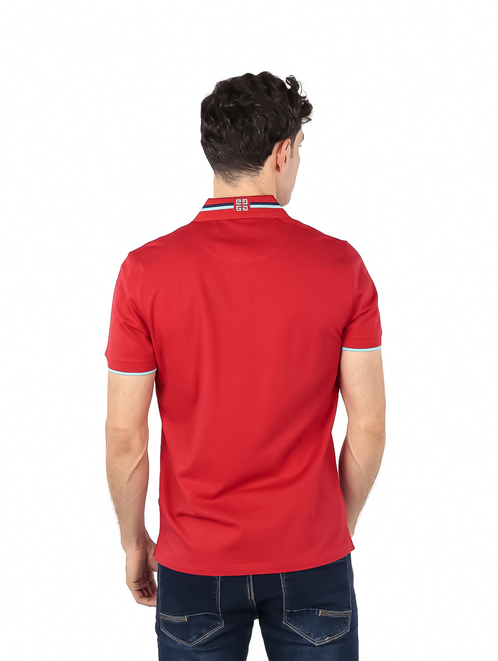 Hombre vistiendo polo Givenchy color rojo con detalles blancos y azules en el cuello y mangas.