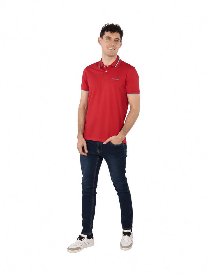 Hombre vistiendo polo Givenchy color rojo con detalles blancos y azules en el cuello y mangas.