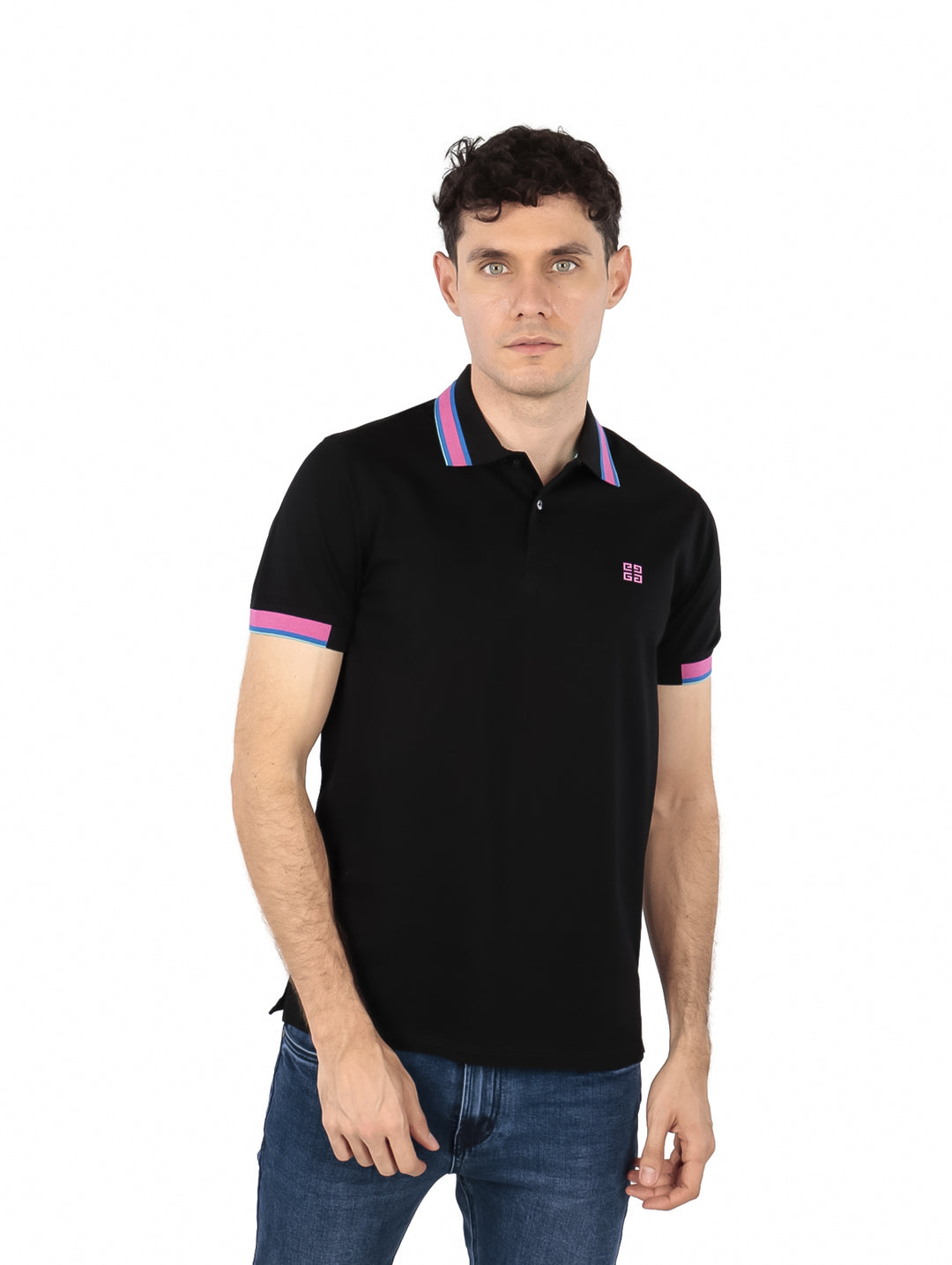 Hombre vistiendo polo negro de Givenchy con detalles en rosa y azul en el cuello y mangas.