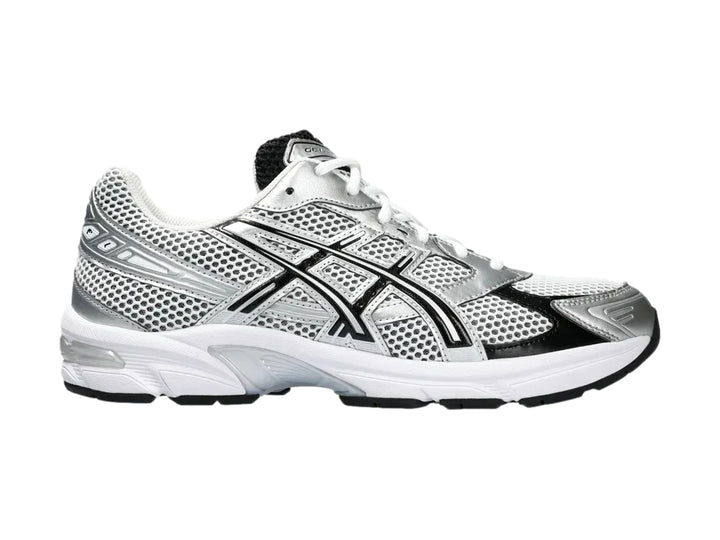Tenis deportivos ASICS GEL-1130 color blanco y plateado con detalles negros y malla transpirable.