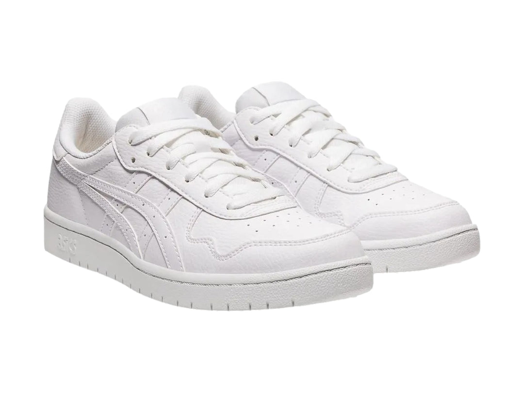 Tenis ASICS color blanco, vista lateral, estilo casual y deportivo.