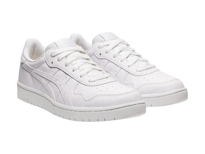 Tenis ASICS color blanco, vista lateral, estilo casual y deportivo.