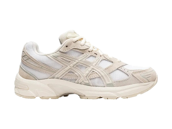 Tenis deportivos ASICS GEL-1130 en colores blanco y birch con diseño de malla y refuerzos sintéticos.