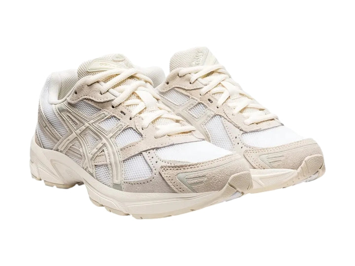 Tenis deportivos ASICS GEL-1130 en colores blanco y birch con diseño de malla y refuerzos sintéticos.