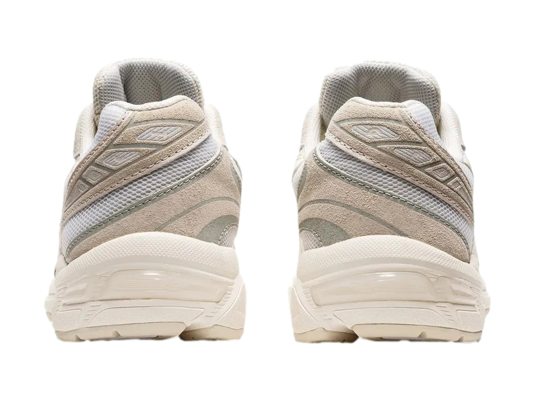 Tenis deportivos ASICS GEL-1130 en colores blanco y birch con diseño de malla y refuerzos sintéticos.