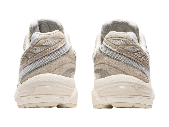 Tenis deportivos ASICS GEL-1130 en colores blanco y birch con diseño de malla y refuerzos sintéticos.