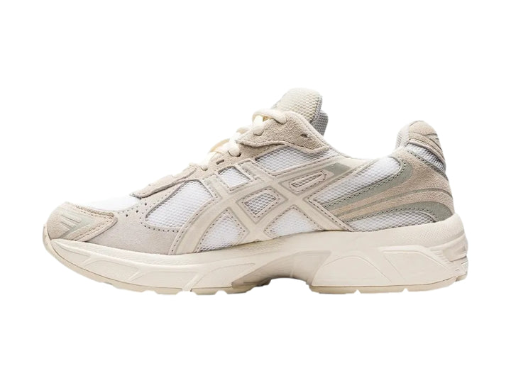 Tenis deportivos ASICS GEL-1130 en colores blanco y birch con diseño de malla y refuerzos sintéticos.
