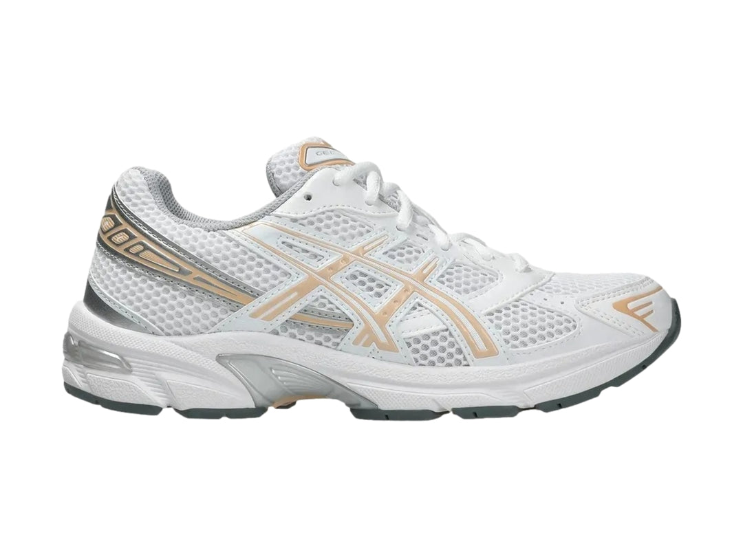 Tenis deportivos ASICS GEL-1130 color blanco con detalles en beige y suela blanca.