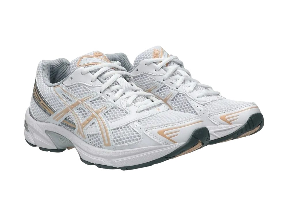 Tenis deportivos ASICS GEL-1130 color blanco con detalles en beige y suela blanca.
