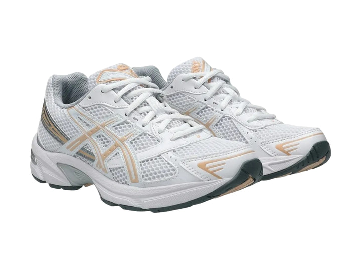 Tenis deportivos ASICS GEL-1130 color blanco con detalles en beige y suela blanca.