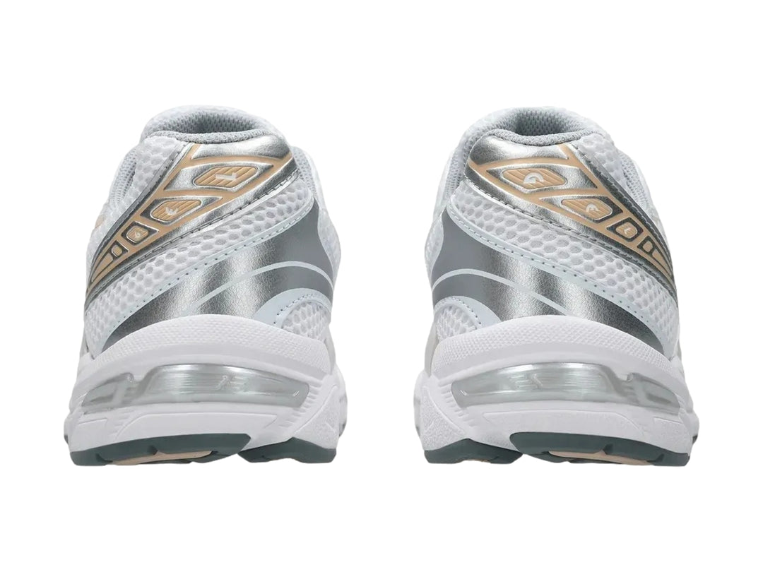 Tenis deportivos ASICS GEL-1130 color blanco con detalles en beige y suela blanca.