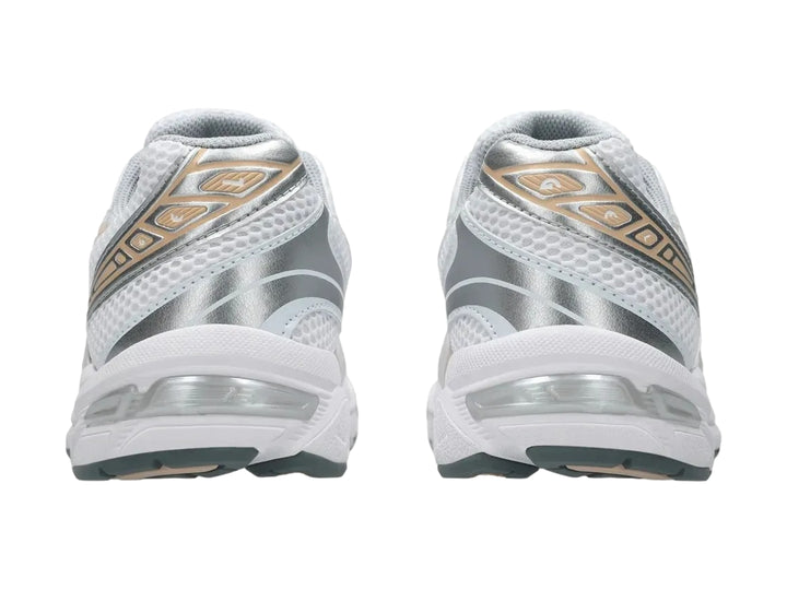 Tenis deportivos ASICS GEL-1130 color blanco con detalles en beige y suela blanca.