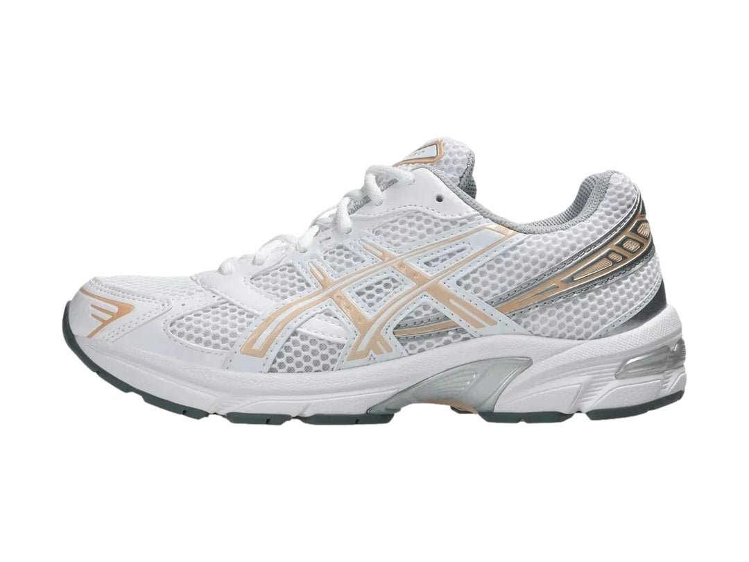 Tenis deportivos ASICS GEL-1130 color blanco con detalles en beige y suela blanca.