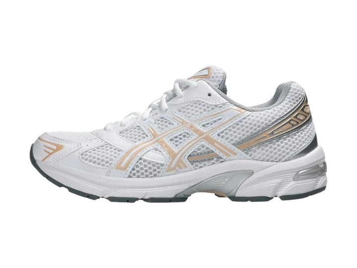 Tenis deportivos ASICS GEL-1130 color blanco con detalles en beige y suela blanca.