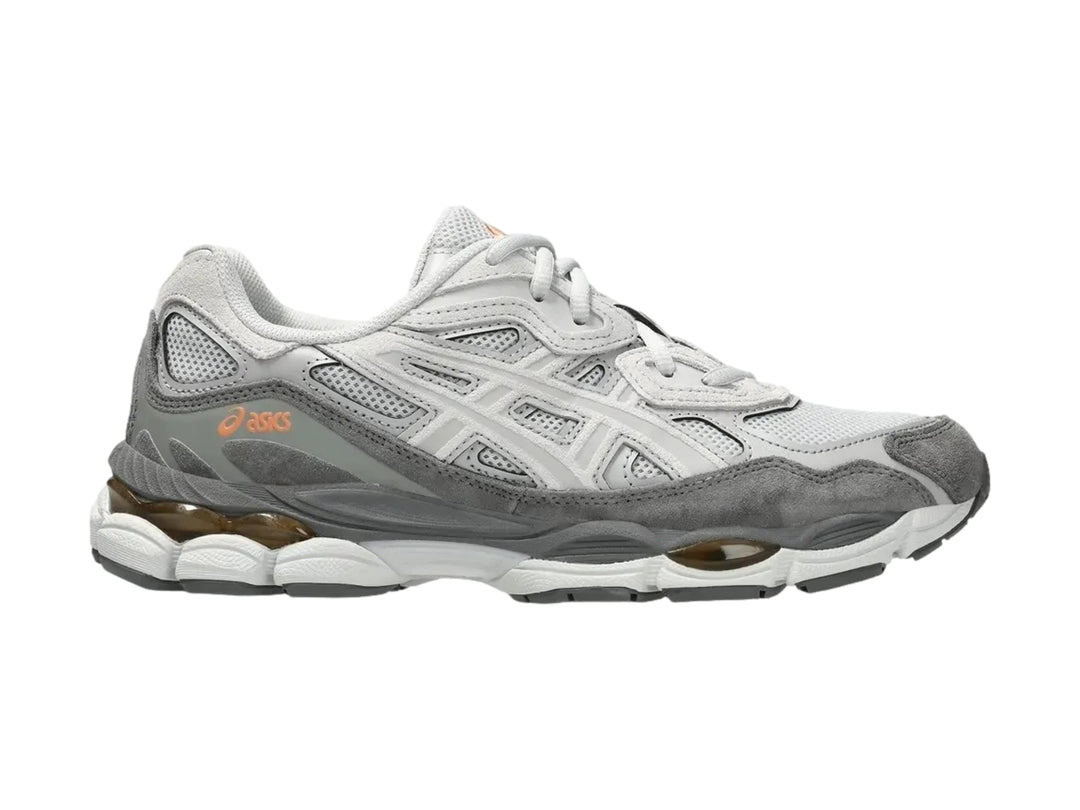 Tenis ASICS GEL-NYC en colores gris nube y cemento con detalles en blanco y suela amortiguada.