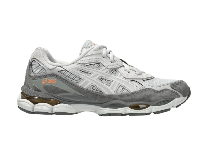 Tenis ASICS GEL-NYC en colores gris nube y cemento con detalles en blanco y suela amortiguada.