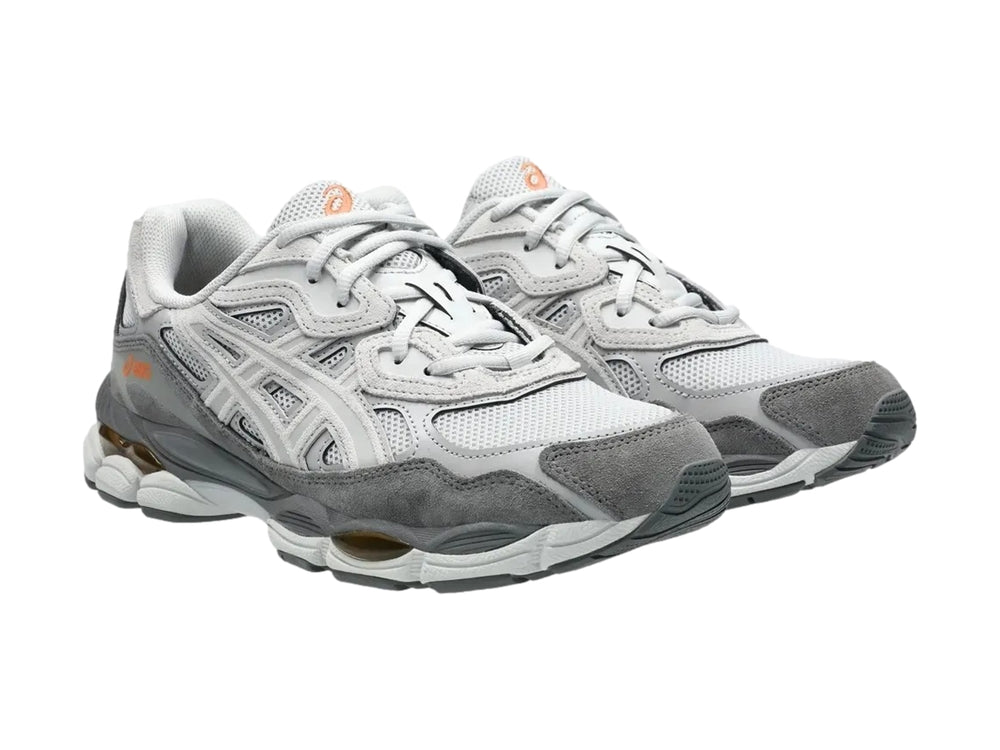 Tenis ASICS GEL-NYC en colores gris nube y cemento con detalles en blanco y suela amortiguada.