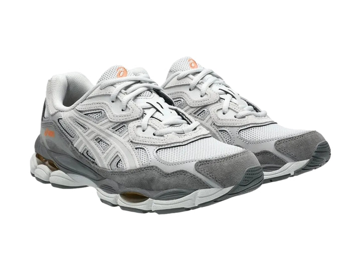 Tenis ASICS GEL-NYC en colores gris nube y cemento con detalles en blanco y suela amortiguada.