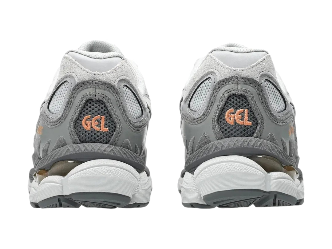 Tenis ASICS GEL-NYC en colores gris nube y cemento con detalles en blanco y suela amortiguada.