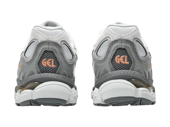 Tenis ASICS GEL-NYC en colores gris nube y cemento con detalles en blanco y suela amortiguada.