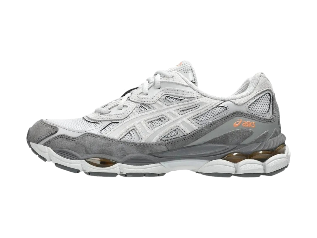 Tenis ASICS GEL-NYC en colores gris nube y cemento con detalles en blanco y suela amortiguada.