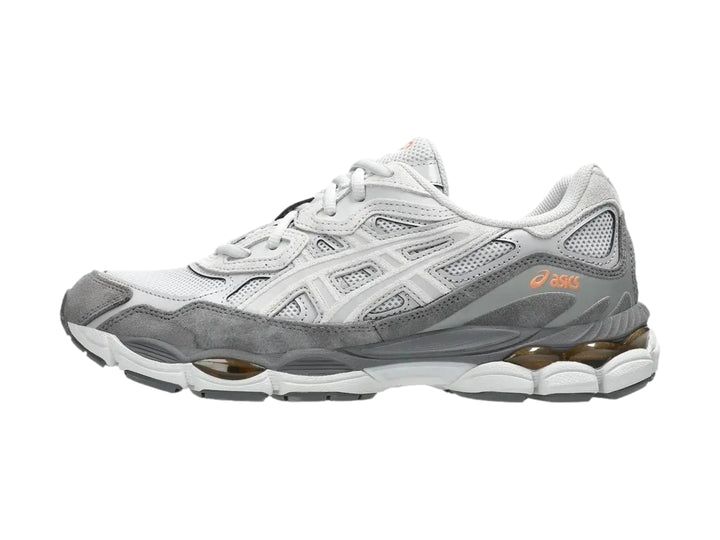 Tenis ASICS GEL-NYC en colores gris nube y cemento con detalles en blanco y suela amortiguada.