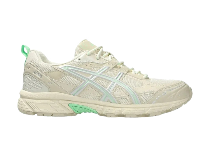 Tenis deportivos ASICS Gel-Nunobiki color crema con detalles en mentol, vista lateral.
