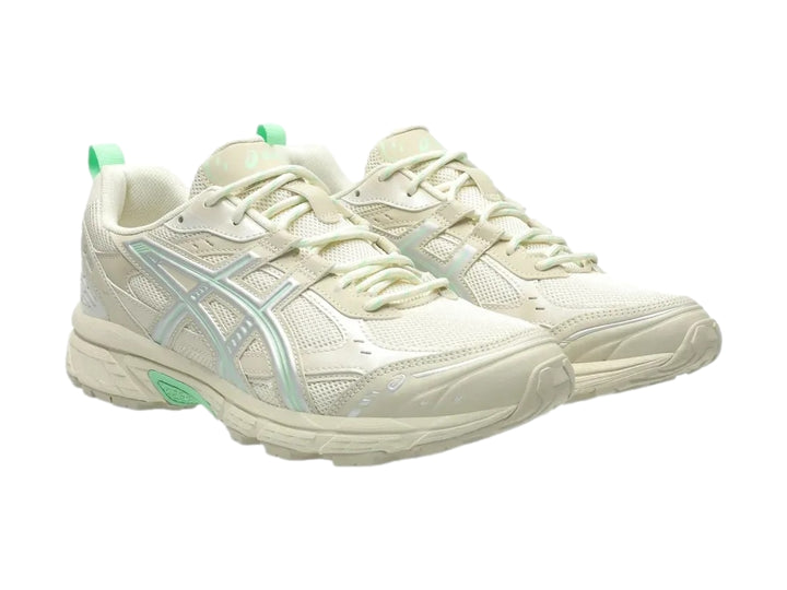 Tenis deportivos ASICS Gel-Nunobiki color crema con detalles en mentol, vista lateral.