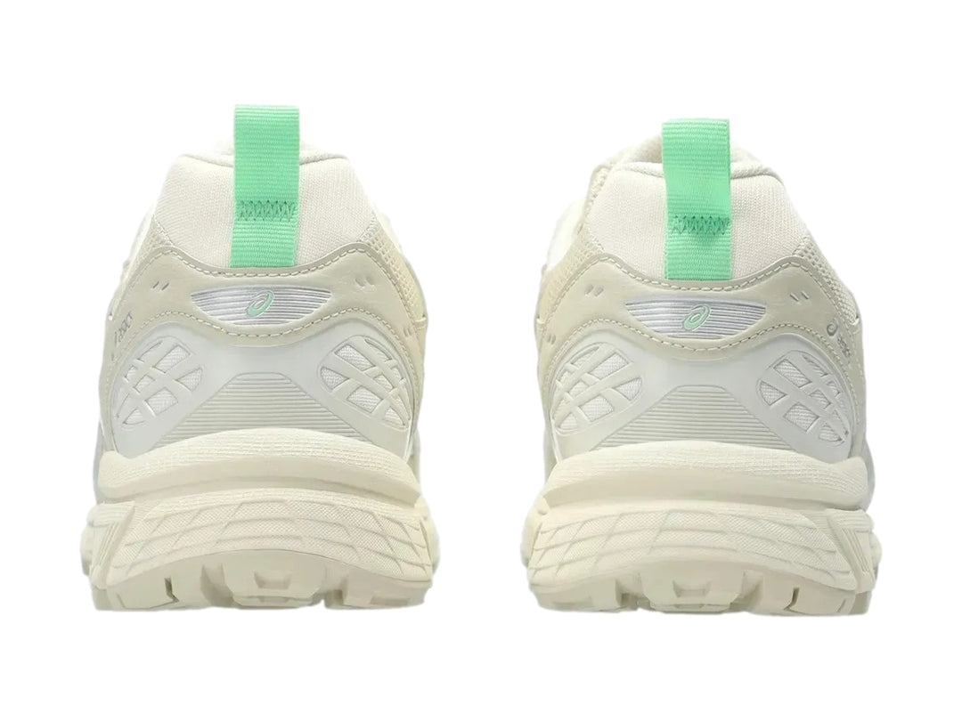 Tenis deportivos ASICS Gel-Nunobiki color crema con detalles en mentol, vista lateral.