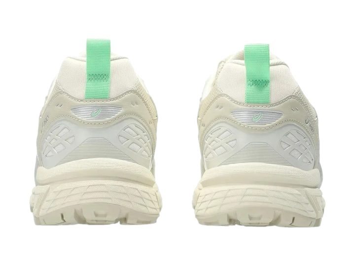 Tenis deportivos ASICS Gel-Nunobiki color crema con detalles en mentol, vista lateral.