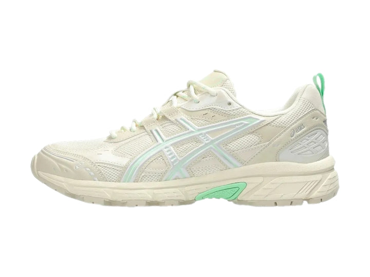 Tenis deportivos ASICS Gel-Nunobiki color crema con detalles en mentol, vista lateral.