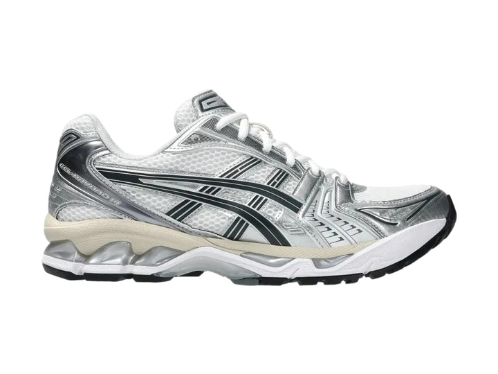 Tenis deportivos ASICS Gel-Kayano en color blanco con detalles en gris grafito y suela amortiguada.