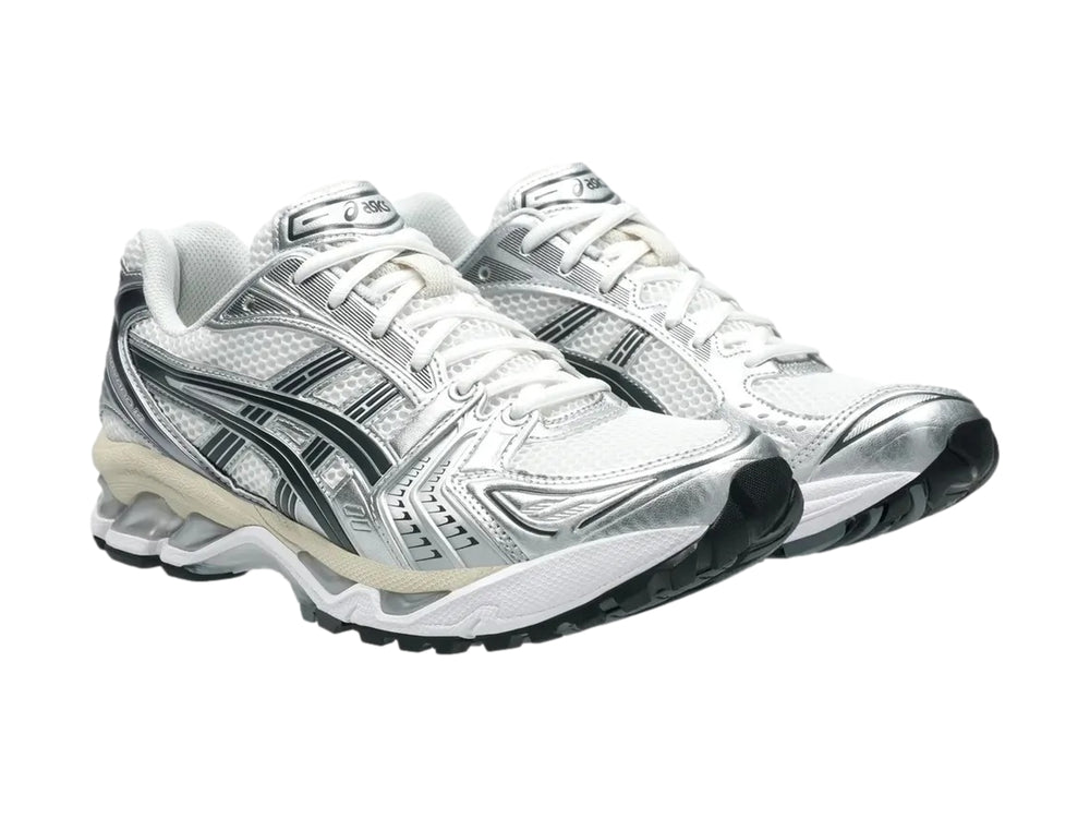 Tenis deportivos ASICS Gel-Kayano en color blanco con detalles en gris grafito y suela amortiguada.